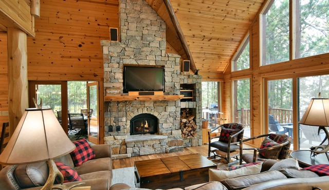 Unique 5+ bedroom 4 Bath Luxury Cabin on Pristine Upper Eau Claire Lake