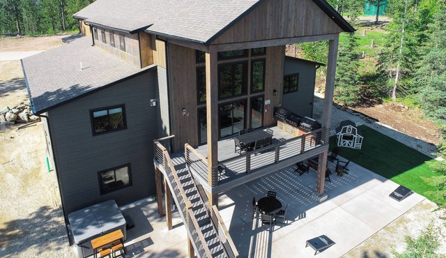 Unique 5000+ Sq. Ft. Spacious Lodge w/Hot Tub, Fire Pit, Access to Clubhouse
