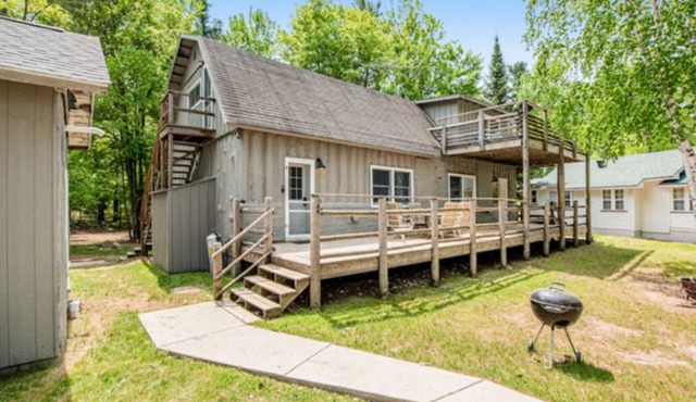 Unique 7br 3ba Cabin, Catfish Lake Eagle River Chain, sleeps 14! lakeside decks