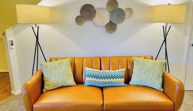 Unique 8 beds 5TVs Pet Friendly House Sleeps 15