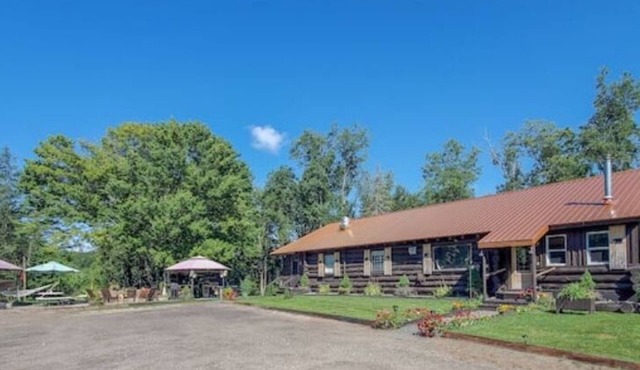 Unique and charming, exquisitely themed Log Cabin