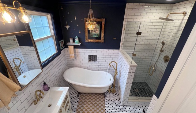 Unique and charming bungalow 5 min to DT, SRT, TR with clawfoot tub