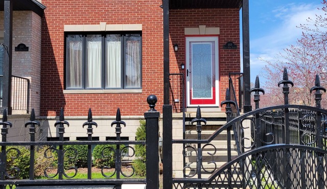 Unique and Chic home. rooftop deck, near lakefront. Easy commute to downtown.