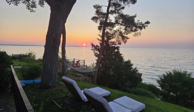 Unique and Cozy Cottage in Sarnia with a private Beach on Lake Huron