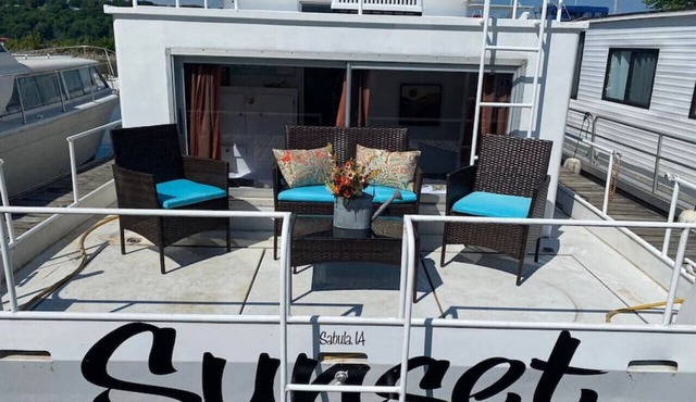 Unique and Serene "Sunset" Houseboat for 4