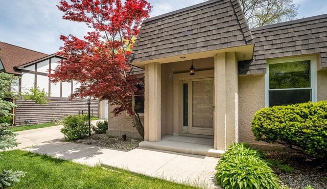 Unique and space single family house, close to Naperville downtown