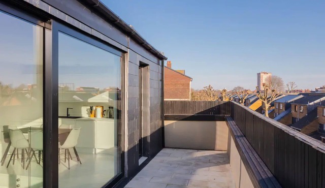 Unique and Sun Filled 2 Bedroom Flat with Balcony -Hackney