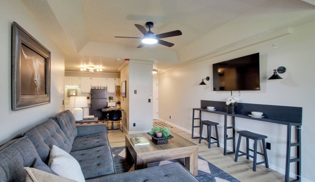 Unique Aparthotel Stay 15 Mi to Overland Park