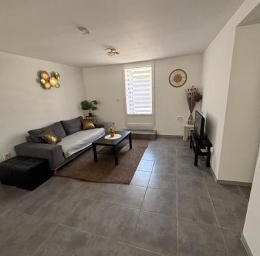 UNIQUE Appartement cosy dans villa avec piscine très bien placé