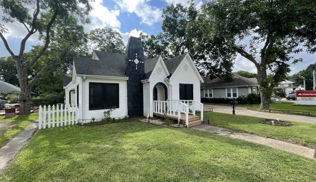 Unique Artist home on Main Street Kaufman!