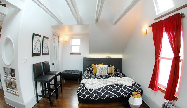 * Unique Artists' Home + Sunporch Gallery - Read - Cook - Relax *