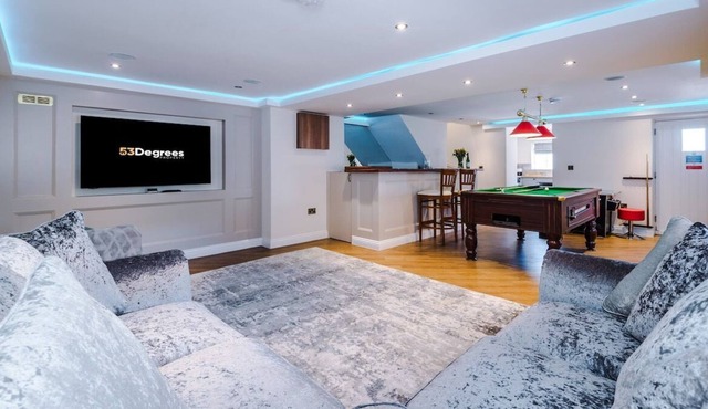 Unique Barn with Pool Table & Private Bar | 53 Degrees Property | Sleeps 4