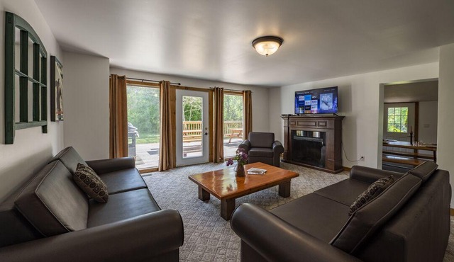 Unique Blue Mountain Getaway, Private Beach Access, BBQ, Hot Tub, 10 acre lot