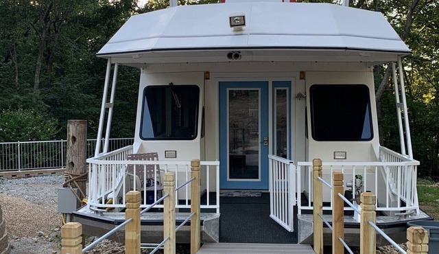 Unique Boat Cabin= Thanksgiving Fun! Full Kitchen-Hot Tub. Bring the kids!