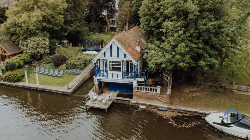 Unique Boathouse, detached free parking x4 cars