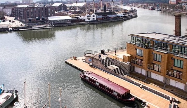 Unique Bristol Harbourside Apartment With Water Views