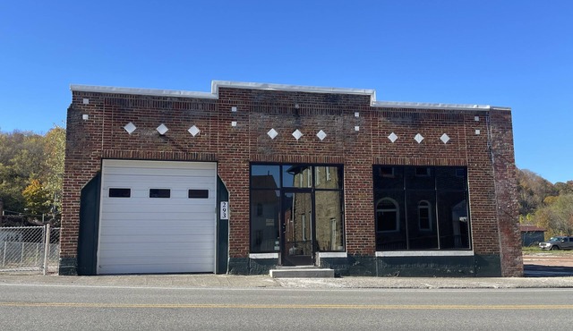 Unique building stay! 5 bedrooms, garage for ATVs, large parking area!