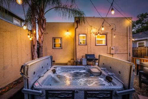 Unique Bungalow w/hot Spa in DT