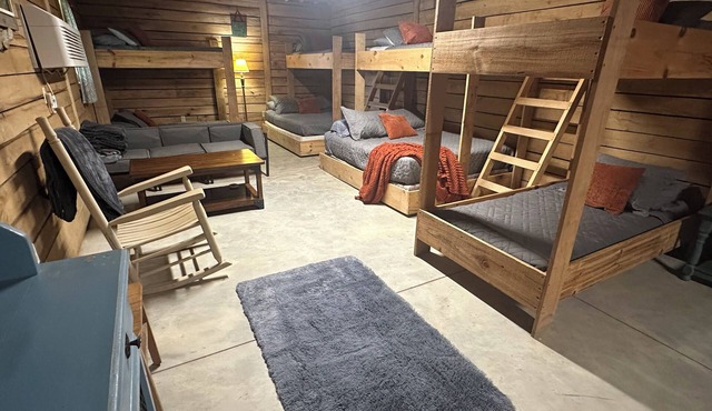 Unique Bunkhouse. Sleeps up to 10. Direct Access to Brimstone Trails