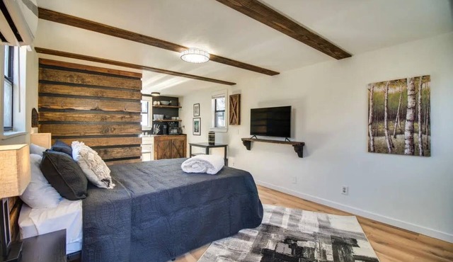 UNIQUE Cabin! Close to Downtown Siloam Springs