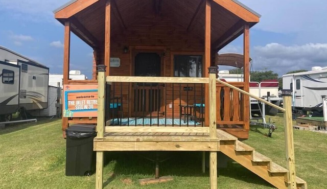 Unique Cabin Near Surf City with Loft and Parking