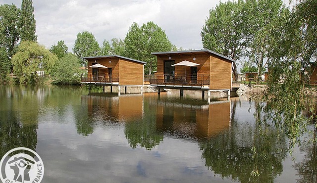 Unique cabin on pond, 2 to 4 ppl, pets allowed