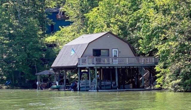 Unique cabin that sits right on the water. Huge deck. Amazing views. Gas grill.