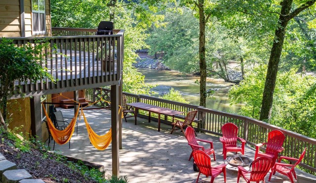 Unique Cabin w/Riverside View + Hot Tub + Apple Pie