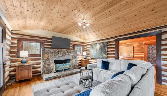Unique Cabin With Hot Tub Close to Town
