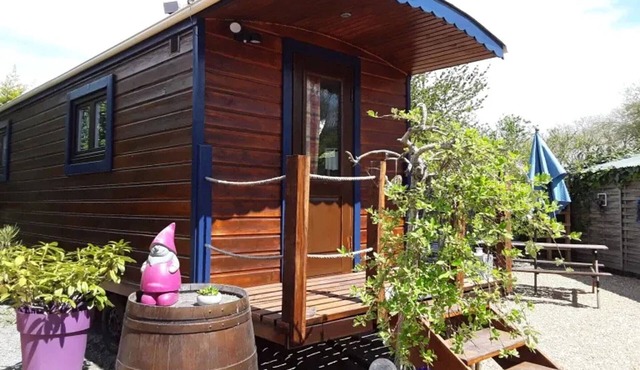 Unique Caravan with Private Nordic Bath in La Flèche