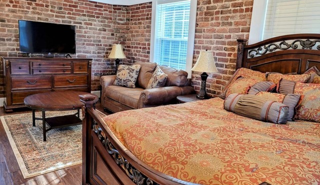 Unique Carriage House on beautiful Litz Mansion grounds, Tazewell VA