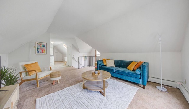 Unique cheerful unit in Historical St. Paul!