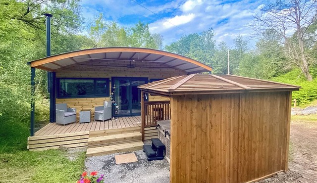 Unique contemporary style one bedroom lodge perfect for a romantic gateway.