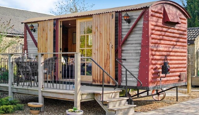 Unique Cotswolds Glamping, The Railway View in Cirencester with Parking & WiFi