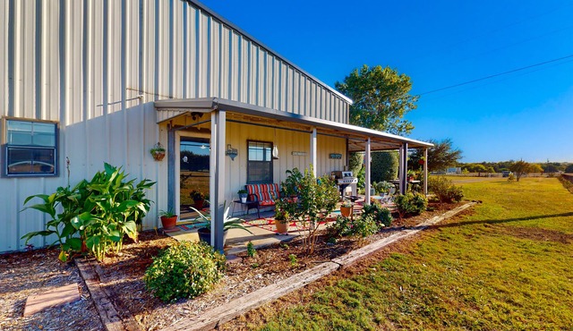 Unique cottage by airstrip for private planes - herb garden, dog-friendly