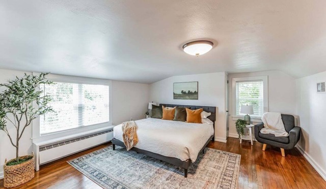 Unique Cottage + King Bed + Kids toy room