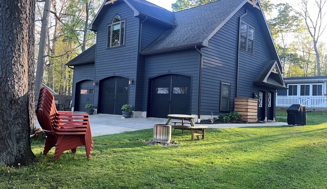 Unique cottage on Silver Lake. Golfing, boating, hiking and more!