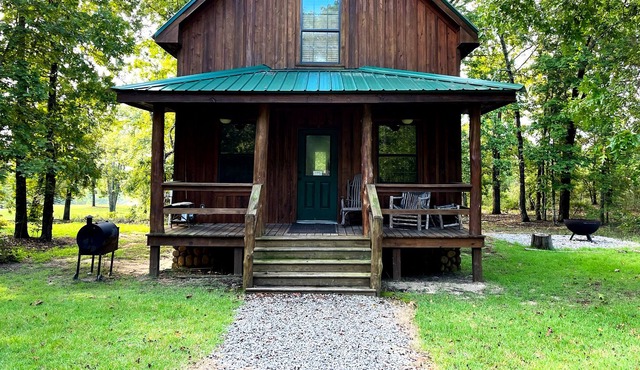 Unique country cabin on 1,000 acres!
