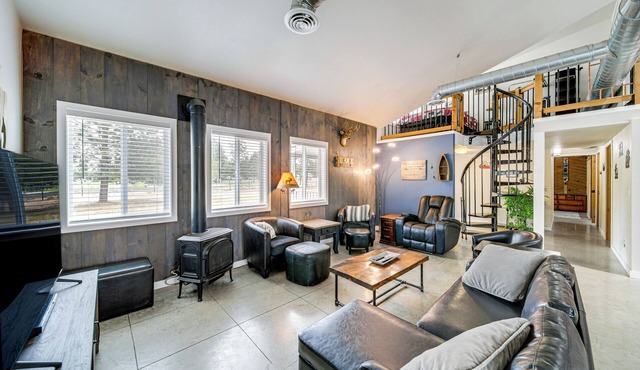 Unique Country Farmhouse Near Lake Roosevelt