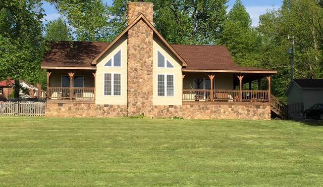 Unique country lodge! Pet friendly & close to everything in the area
