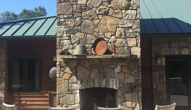 Unique Cozy Lodge- Couple’s Getaway- Family Friendly- Private Event Space