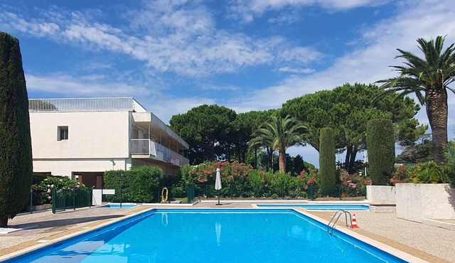Unique crashpad with pool, private terrace & garden, sleeps 4 - 1 bed apartment