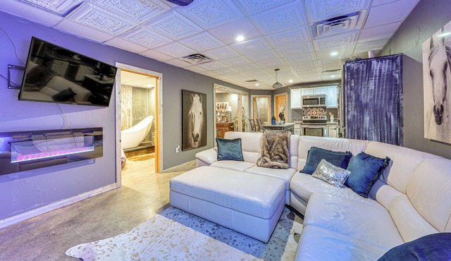 Unique Creekside Apt in Broken Bow w/Deck Access