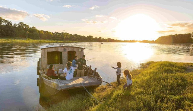 Unique cruise of several days with Houseboat on Loire