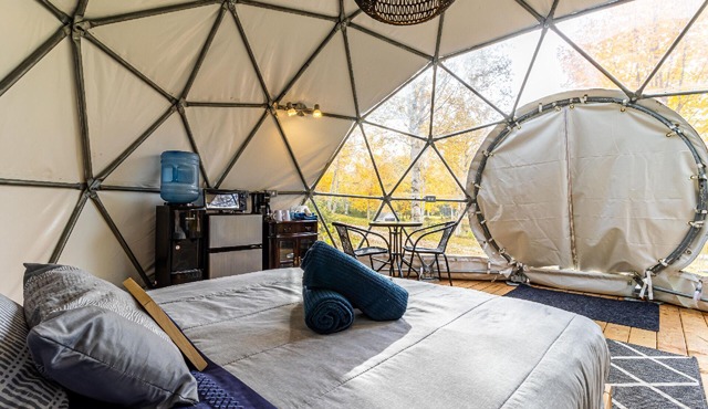 Unique dome experience: comfort, kitchen, lake, campfire. Open mid-May to Octobe