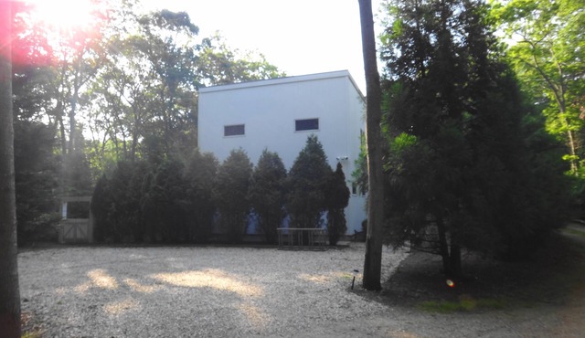 Unique East Hampton Vacation Oasis !