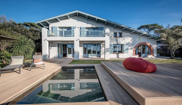 Unique. Elegant Villa with private access to the Bassin