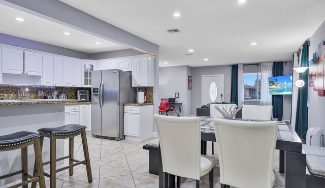 Unique Escape GameRoom! Bar, BBQ, Spacious, and Near Beach