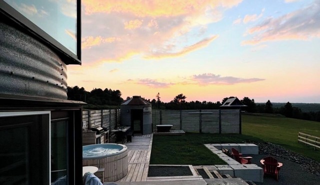 Unique Farm-Stay in a Silo with Spa. nPet and Family Friendly.