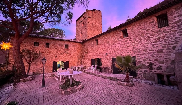 Unique farmhouse for families (15 people max)